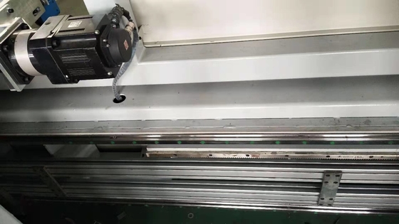 DTC -マットレスの記憶泡のためのR2012回転刃の輪郭の打抜き機