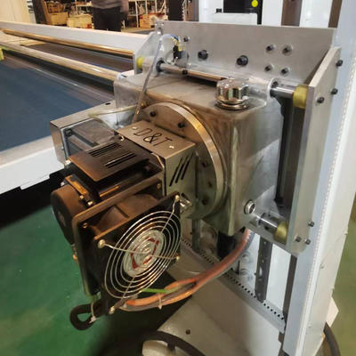中国 ホットセール CNC オシレーティング 柔らかい柔軟なスポンジ形カットのための二刃泡切断機