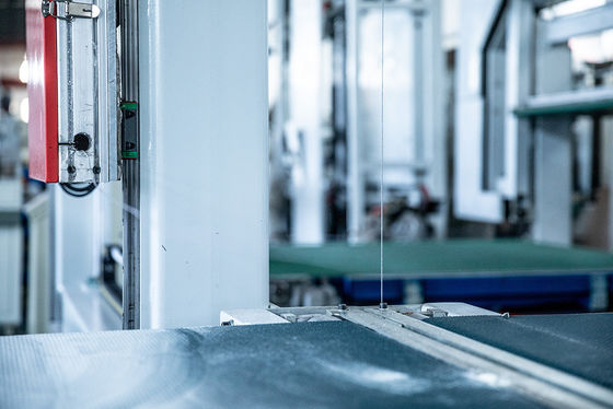 CNC 2.0mm Puは打抜き機の横および縦の刃泡立つ