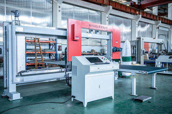 EPSのPEポリ塩化ビニール エヴァのフェノールのための二重刃CNC PUの泡の打抜き機