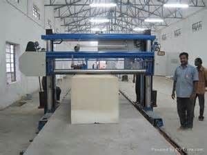 ガイド・レールのスポンジのカッターが付いている横の長いシートの刃カッター/シートの泡の打抜き機
