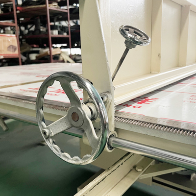 手動縦のスポンジのマットレスの泡の打抜き機CNC